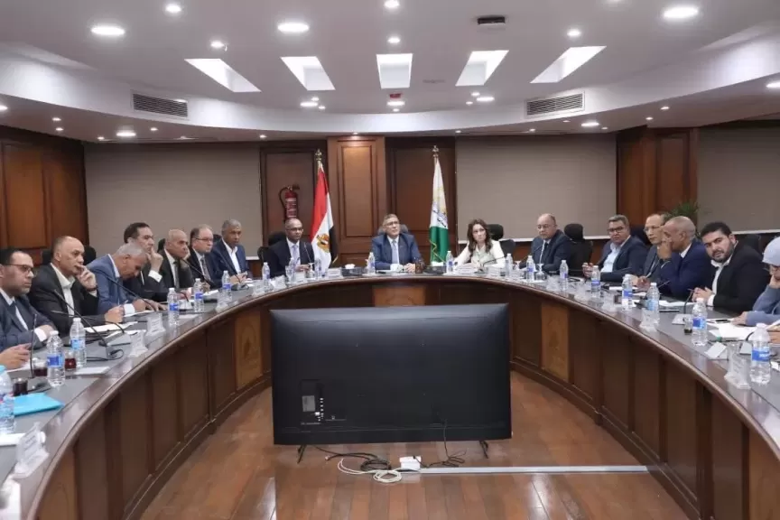 محافظ الجيزة يبحث مع نائب وزير الإسكان الموقف التنفيذي لمشروعات مياه الشرب والصرف الصحي بالمحافظة
