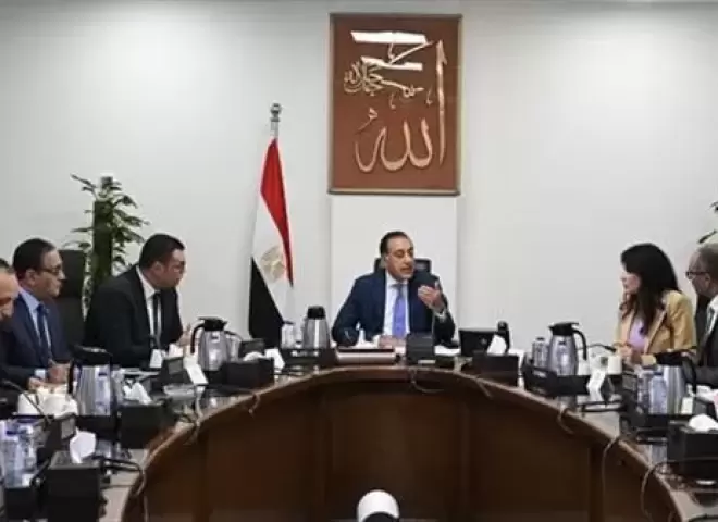 رئيس الوزراء يُتابع الخطة التنفيذية لمحطات تحلية مياه الساحل الشمالي الغربي