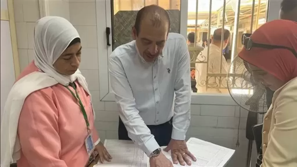 مكافآت وجزاءات ومهلة لتلافي السلبيات في جولة نائب وزير الصحة بمستشفيات مطروح