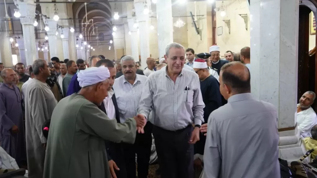 محافظ الغربية يؤدي صلاة الجمعة بمسجد السيد البدوي وسط أبناء عروس الدلتا