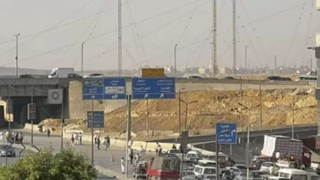 فتح طريق الأوتوستراد أمام الحركة المرورية بعد إصلاح خط المياه والهبوط الأرضي