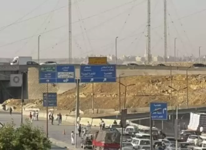 فتح طريق الأوتوستراد أمام الحركة المرورية بعد إصلاح خط المياه والهبوط الأرضي