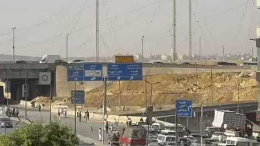 فتح طريق الأوتوستراد أمام الحركة المرورية بعد إصلاح خط المياه والهبوط الأرضي