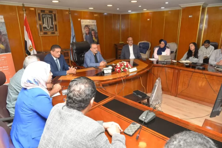 محافظ أسيوط يترأس اجتماع اللجنة الاستشارية الداعمة لتنفيذ مشروع مكافحة أسوأ أشكال عمل الأطفال بمركزي أبوتيج ومنفلوط