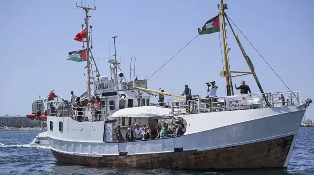 جيش الاحتلال الإسرائيلي يقتحم سفينة حنظلة المتجهة إلى غزة ويأمر المتضامنين برفع أيديهم