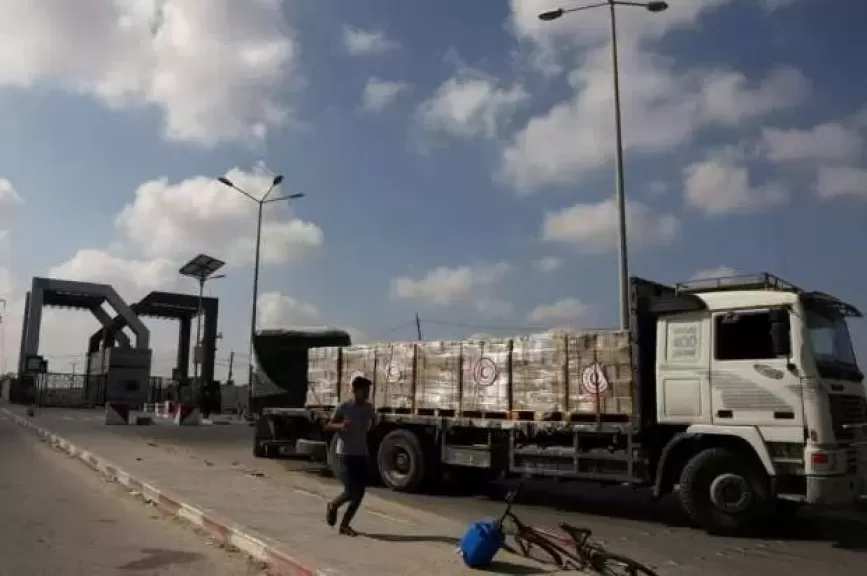 حكومة غزة: الاحتلال أدخل 109 شاحنات لغزة الثلاثاء معظمها نهبت