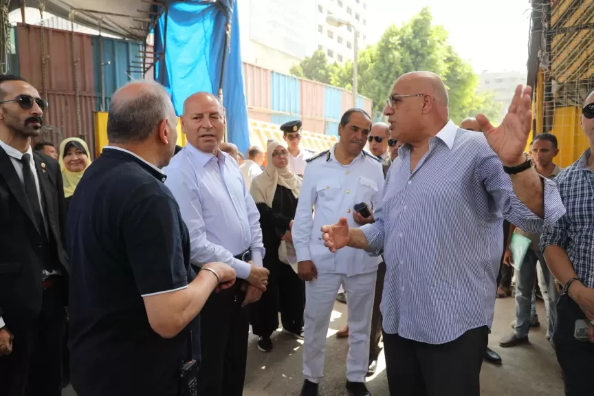 محافظ القاهرة يتابع نقل الباعة الجائلين من الأزبكية استعدادًا لافتتاح الحديقة بعد تطويرها