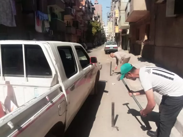 محافظ أسيوط: تكثيف حملات الإشغالات لتحقيق الانضباط المروري.. وحي شرق يزيل الحواجز والحدائد المخالفة
