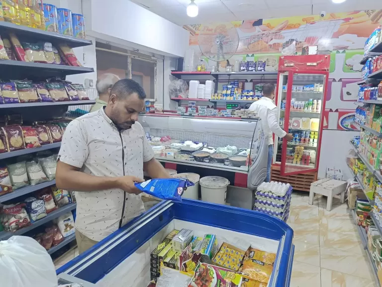 حملة تفتيشية مكثفة على الأسواق والمحال التجارية بالقصير