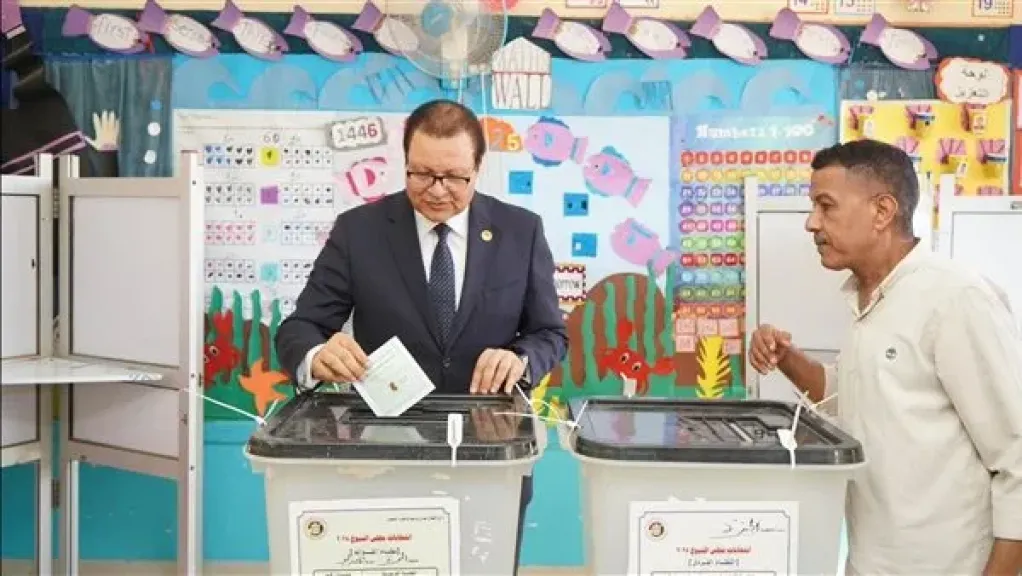 رئيس الرقابة الصحية يدلي بصوته