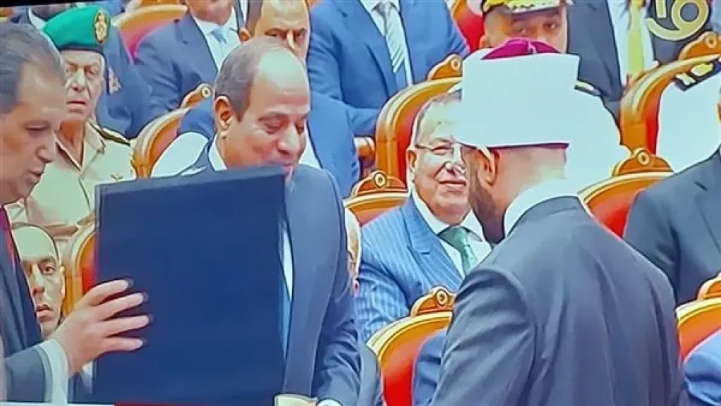 وزير الأوقاف يهدي الرئيس السيسي هدية تذكارية