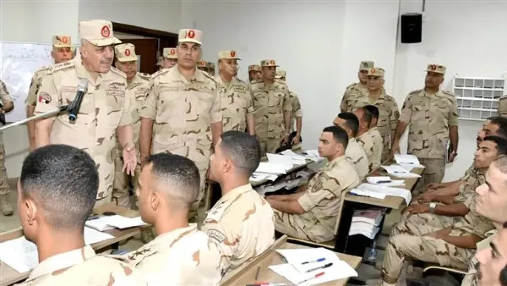 رئيس الأركان يتفقد المنظومة التعليمية بالمعاهد العسكرية