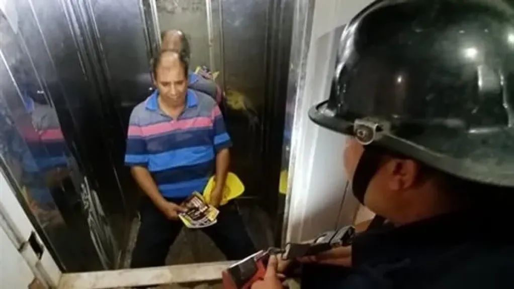 انقاذ شخصًا محتجزًا داخل مصعد