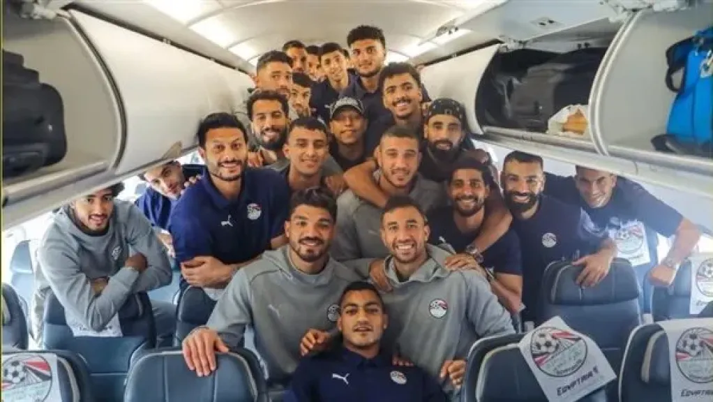 منتخب مصر بصورة داخل الطائرة