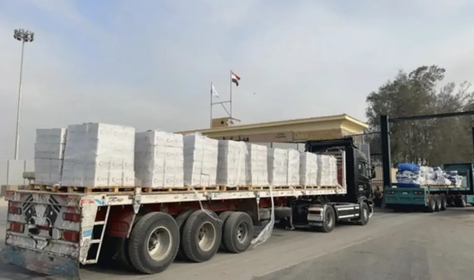 شاحنات المساعدات الإنسانية