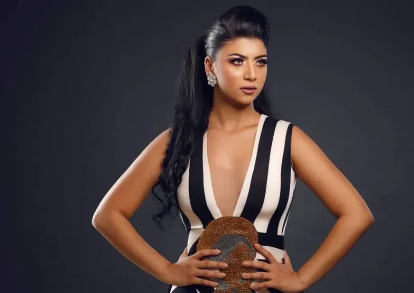 كارولين عزمي