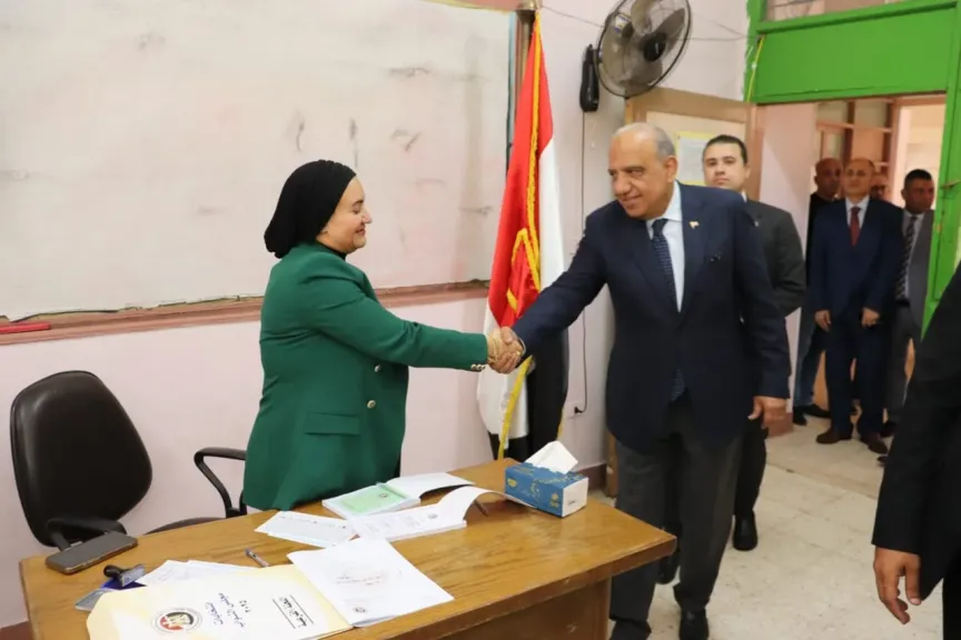 وزير الكهرباء يدلي بصوته