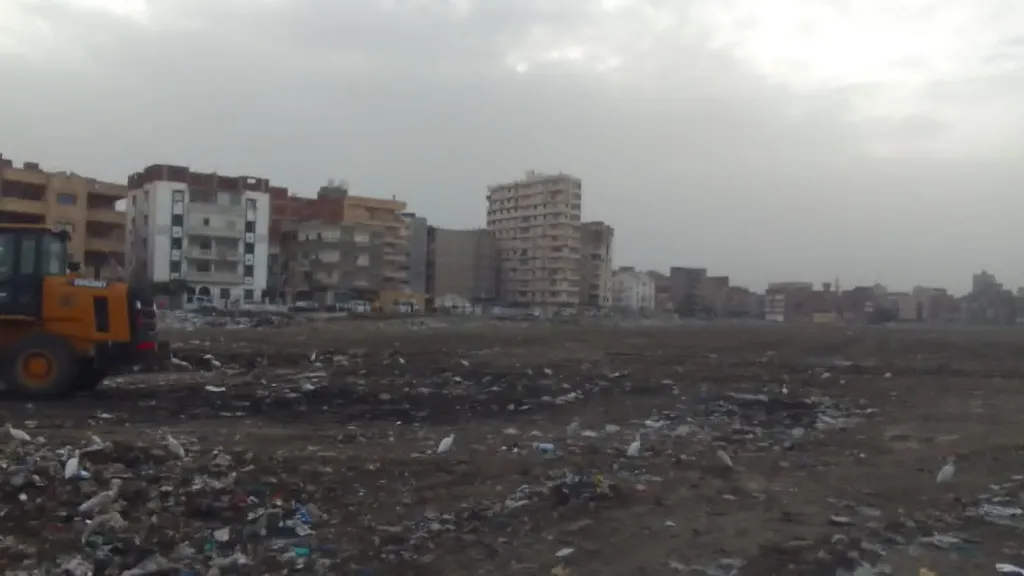 جانب من رفع المخلفات