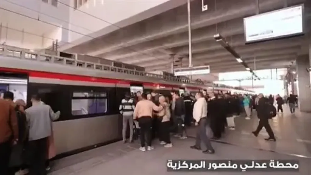 رحلة المواطنين من محطة عدلي منصور إلى العاصمة الجديدة