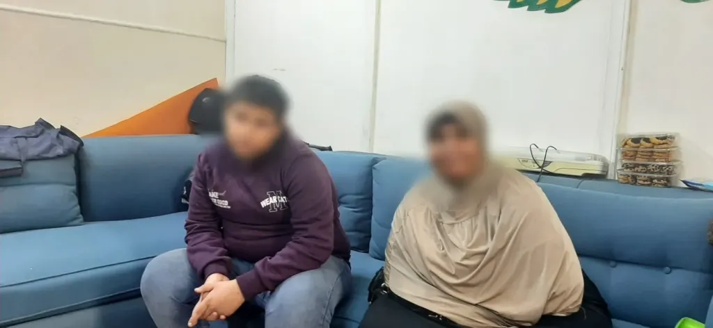 الطفل مع والدته
